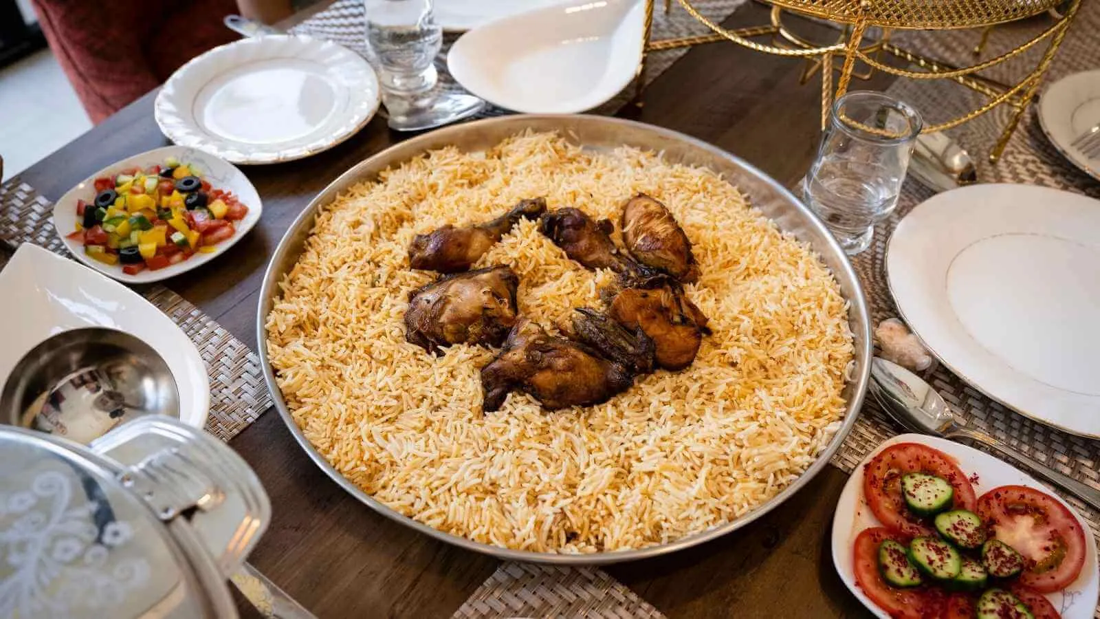 كبسة دجاج سعودية بالأرز تقدم على المائدة