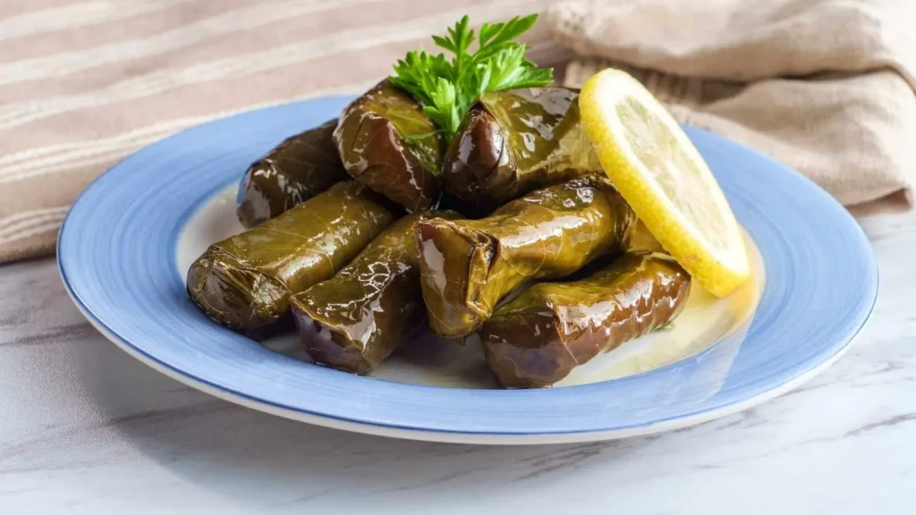 طريقة عمل محشي ورق العنب على أصوله (خطوة بخطوة)