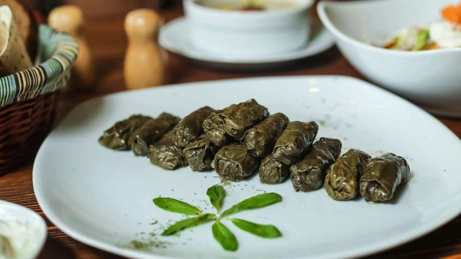 طبق ورق العنب محشي على الطريقة المنزلية التقليدية