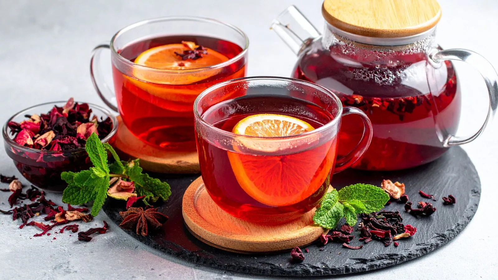 كوبان من شاي الكركديه الأحمر مع شرائح الليمون والنعناع الطازج