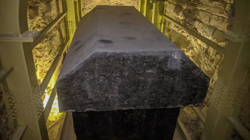 مقبرة السرابيوم في سقارة: لغز التوابيت العملاقة التي حيّرت العلماء